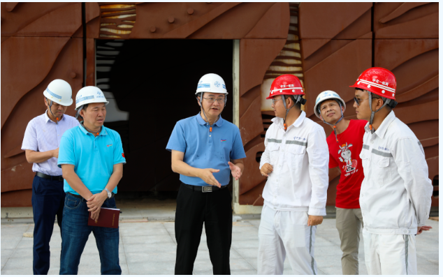 歡迎三沙市市委常委，市長鄧忠蒞臨我司承接的三沙廣場項(xiàng)目，三沙文體館項(xiàng)目現(xiàn)場調(diào)研并指導(dǎo)