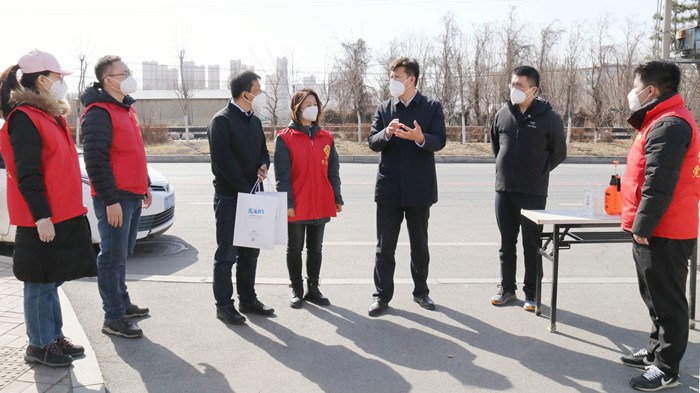 集團領(lǐng)導(dǎo)看望慰問抗疫一線志愿工作者